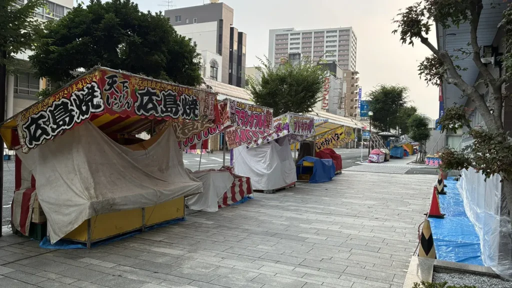 シートを被って準備中の屋台が並ぶ沼津の商店街