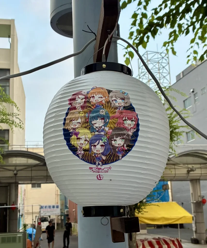 ラブライブ!サンシャイン!!のイラストが描かれた沼津夏まつりの提灯
