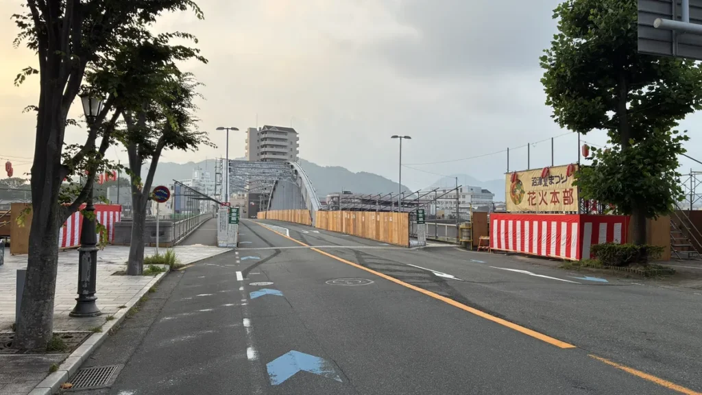 「沼津夏まつり 花火本部」の看板と紅白幕が設置された御成橋のたもと