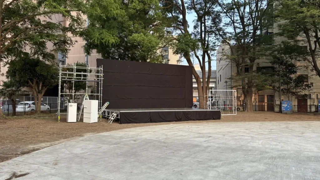中央公園に設営された夏まつりのステージ