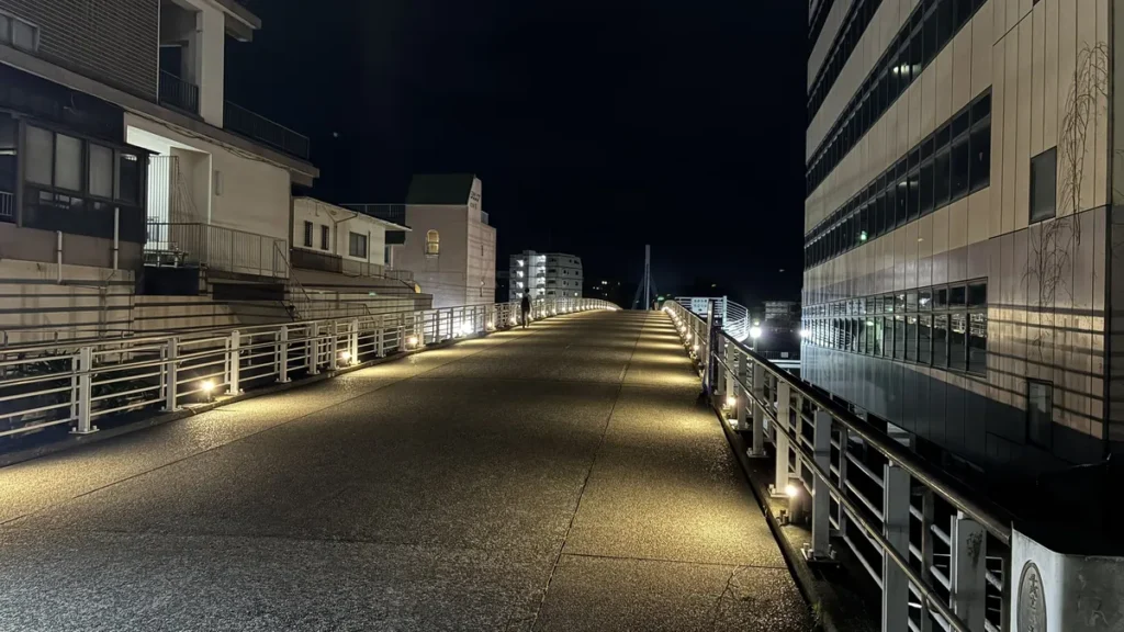 沼津・中央公園へと続く夜のあゆみ橋。手すりに沿ってライトが灯る歩道橋