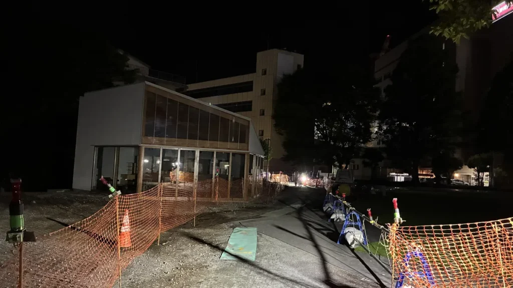 中央公園に建設中の木造ガラス張りの建物（カフェ棟とみられる）