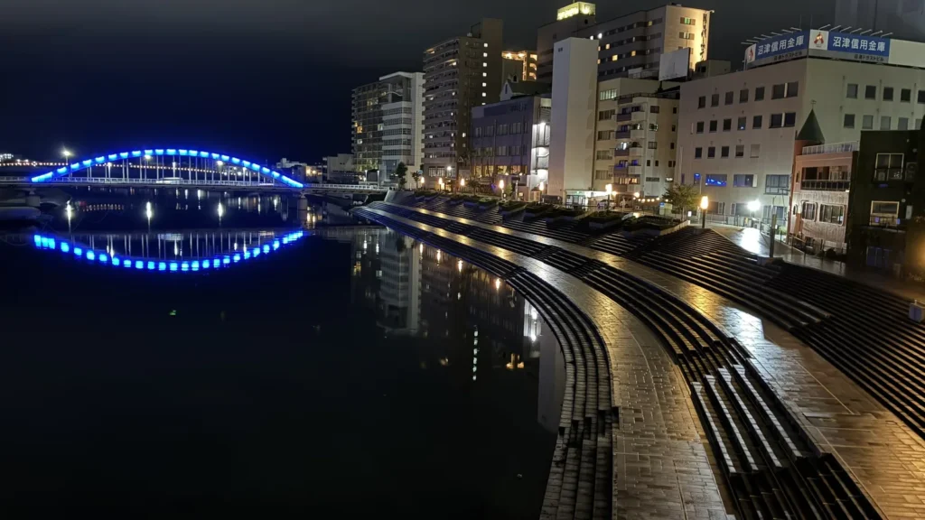 夜の狩野川沿いリバーサイドの夜景と安全第一