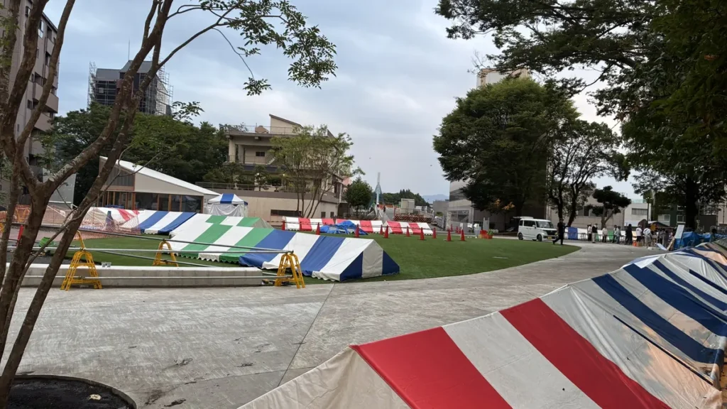 中央公園に設営された紅白・青白のテント列