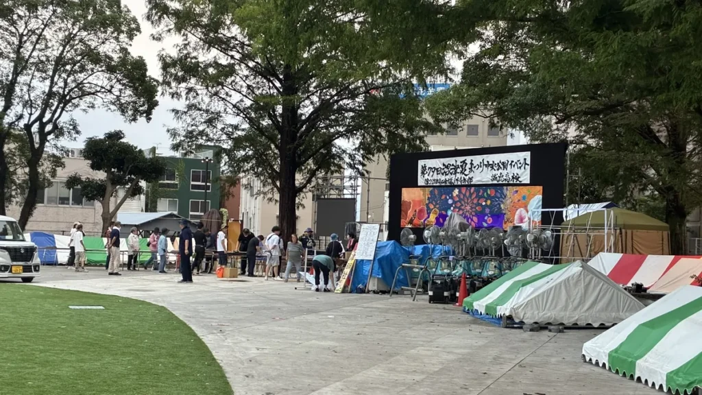 中央公園に設置されたイベントステージと看板