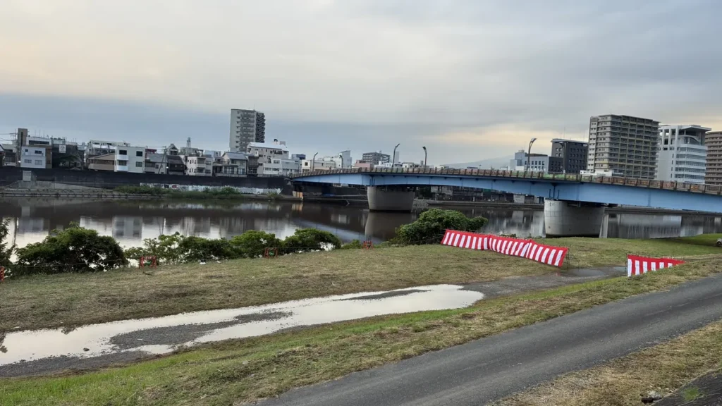 永代橋を望む河川敷の自由観覧スペースと紅白幕