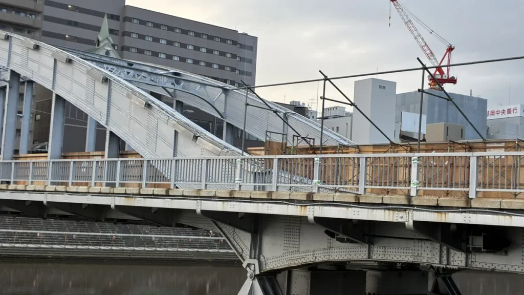 花火大会に合わせて御成橋の欄干沿いに設置されたベニヤ板の目隠し