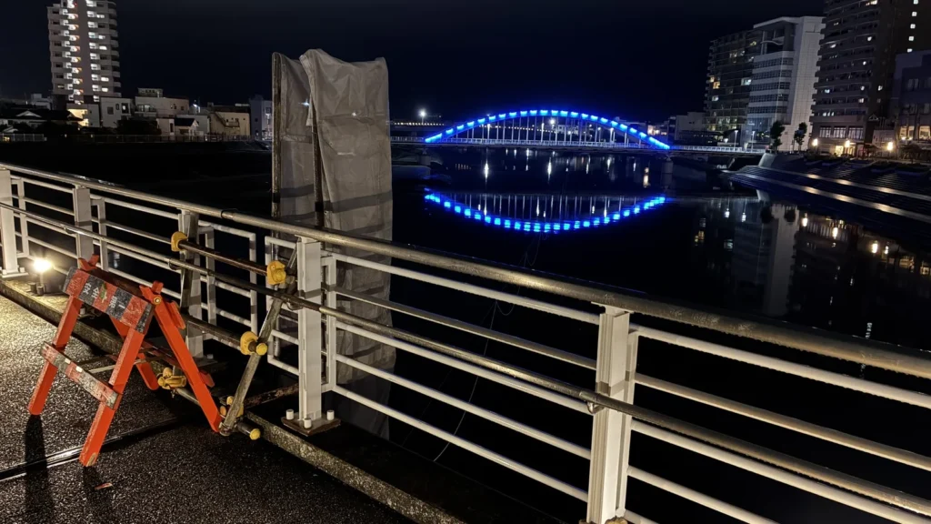 ブルーにライトアップされた御成橋