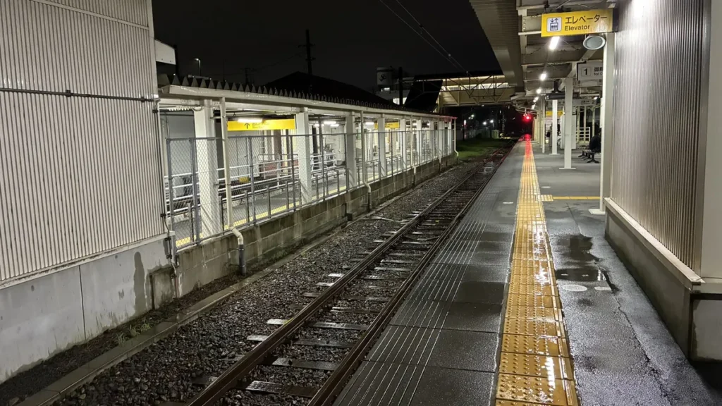 夜の裾野駅ホーム、御殿場方面を望む