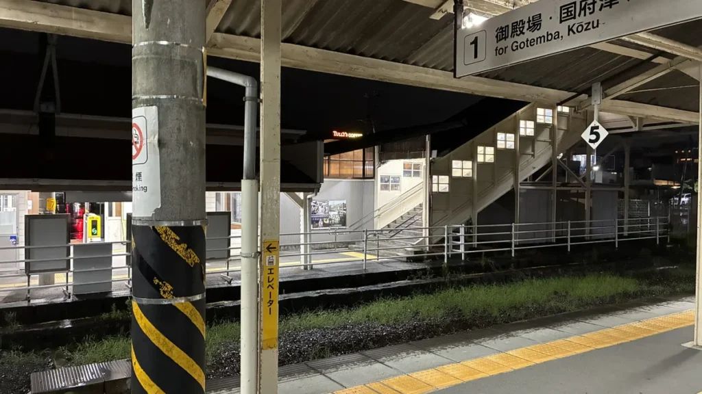 裾野駅ホームから見えるタリーズコーヒーの赤い看板