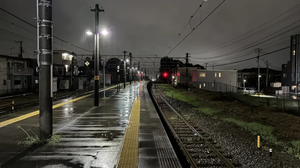夜の裾野駅ホーム、沼津方面を望む