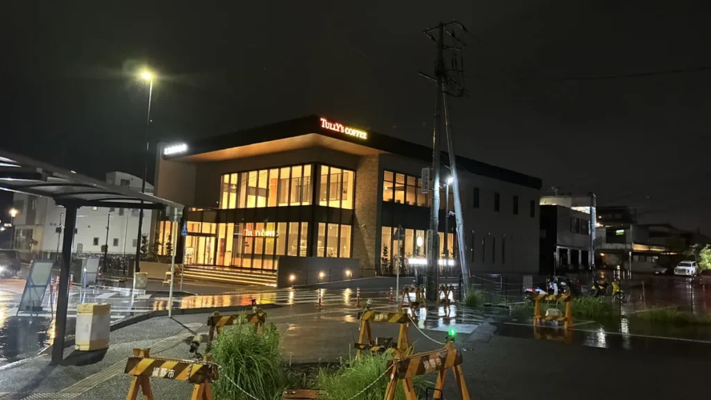 雨の夜に灯りがともるタリーズコーヒーさんしん裾野駅前店の外観