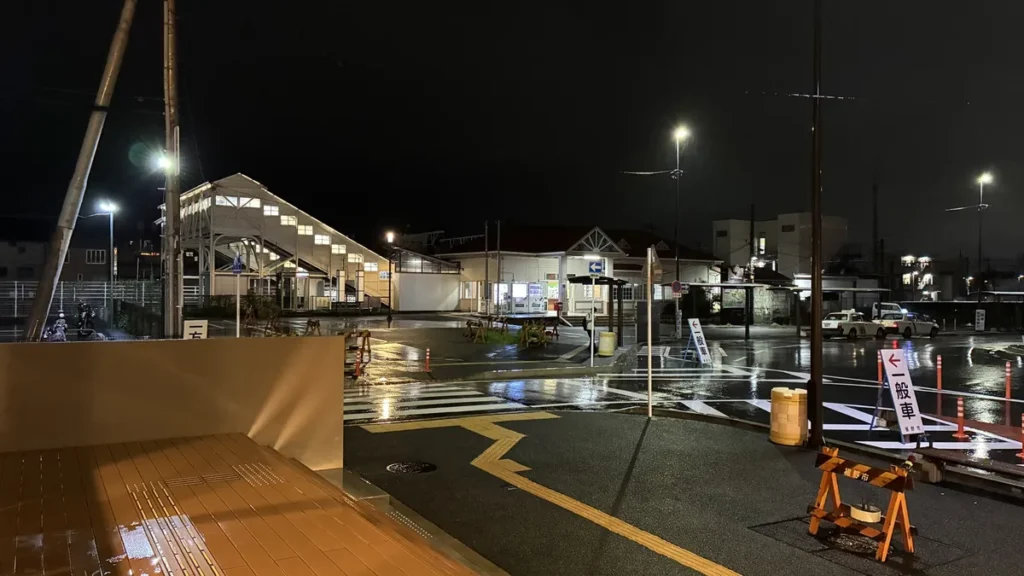 タリーズ前から見た夜の裾野駅ロータリーと駅舎
