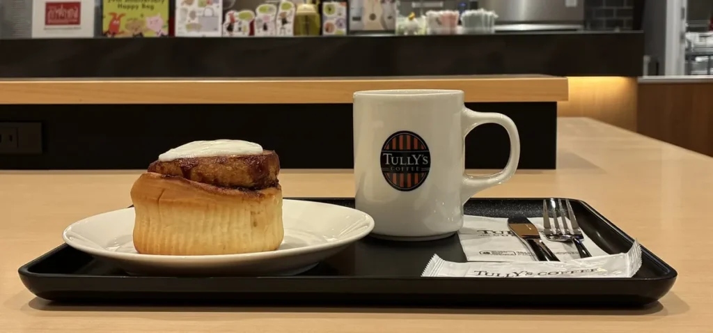 シナモンロールとタリーズのマグカップに入ったコーヒー