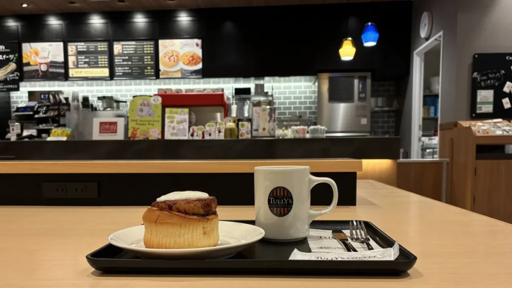 天井が高く開放感のあるタリーズさんしん裾野駅前店の店内カウンター