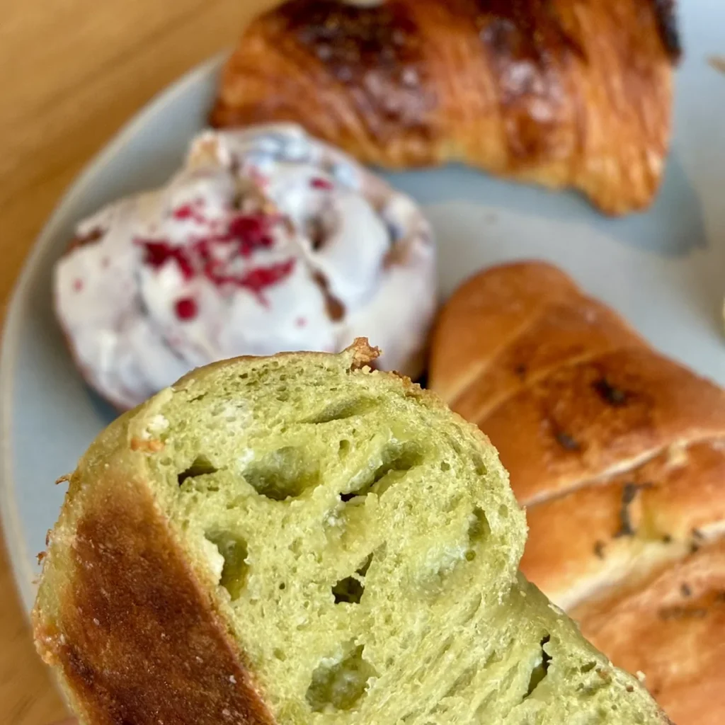 抹茶生地のパンの断面