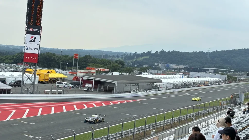 ホームストレートを走るGT500マシンとGT300マシン