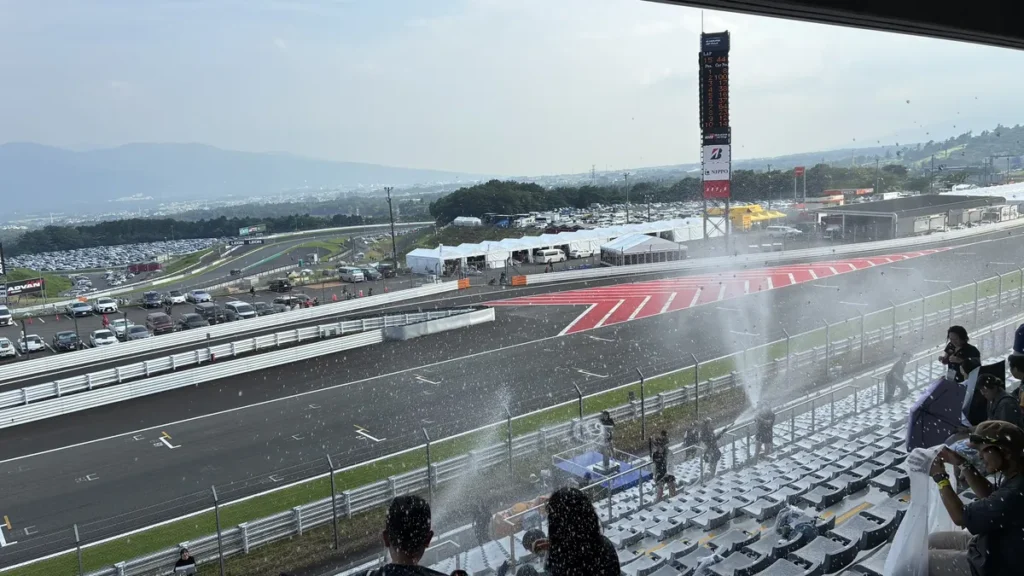 スプラッシュシートの放水演出とホームストレート全景