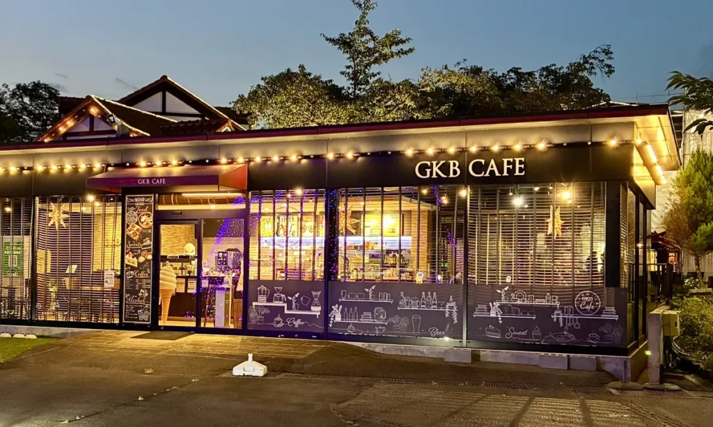 大ツリーの隣にあるGKB CAFE。軒先の電球がいい雰囲気