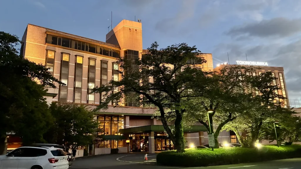正面ゲート側の宿泊棟。屋上の「TOKINOSUMIKA」サインが目印