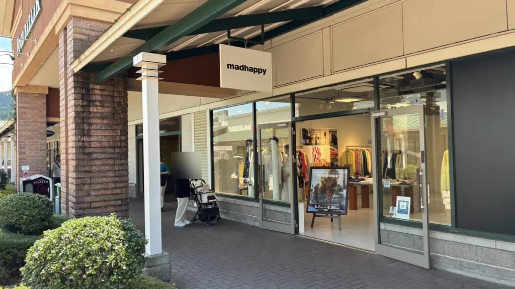 会期を記した看板が置かれたマッドハッピー1610区の店舗外観