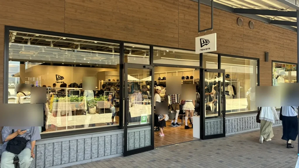 開店直後から客が入るニューエラ4525区の店舗外観