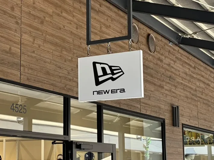ヒルサイド4525区に出店したニューエラの吊り下げサインと区画番号
