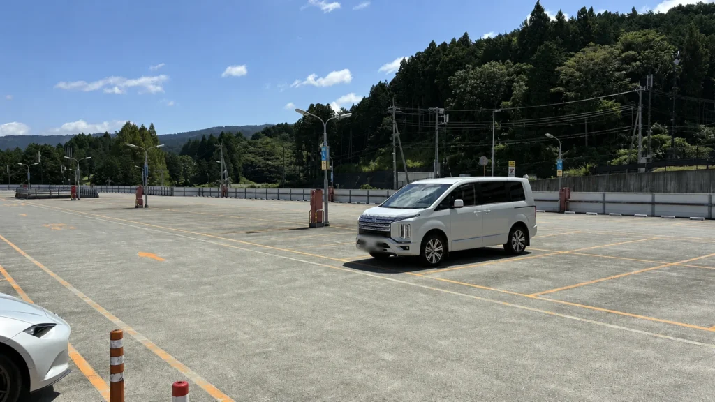 平日午前のP7立体駐車場の屋上階、駐車スペースはほぼ空いている