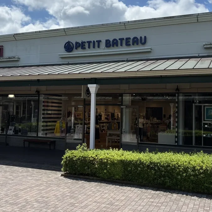 イーストゾーン2150区に移転したプチバトーの店舗外観と壁面のロゴサイン