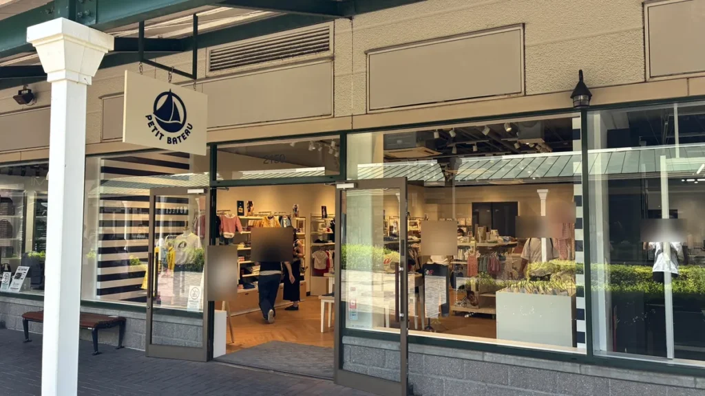 ボーダーアイテムやキッズウェアが並ぶプチバトー2150区の店内