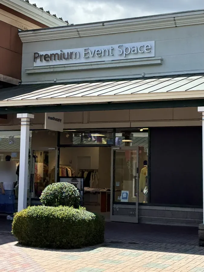 マッドハッピーが入る1610区の建物上部に掲げられたプレミアムイベントスペースの看板