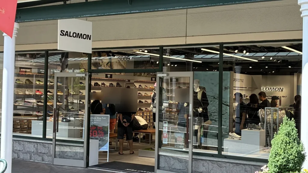 壁一面のシューズ棚が見えるサロモン3005区の店舗正面