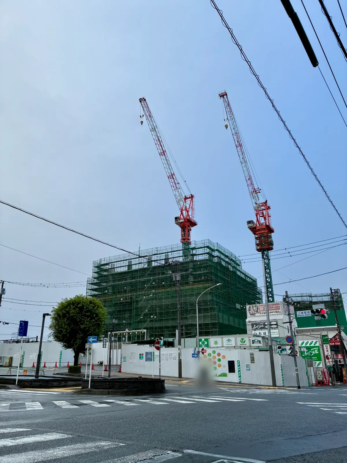 三島駅前交差点から見た三島駅南口東街区B地区（ホテル予定地）の仮囲い（2026年9月）