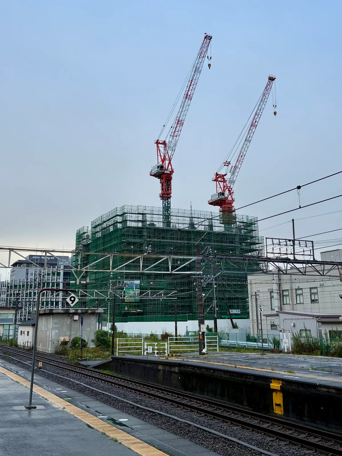 JR三島駅の在来線ホームから見た、立ち上がる三島駅南口東街区A棟（2026年9月）