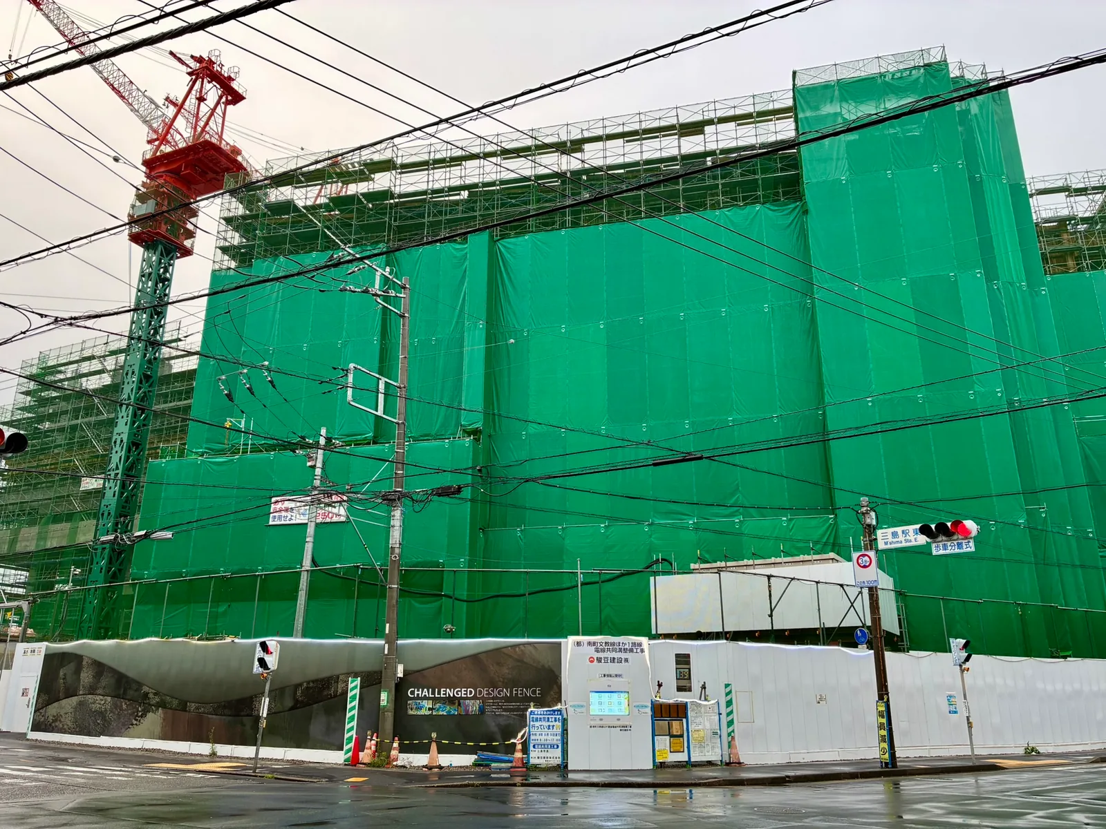 三島駅東交差点から見た三島駅南口東街区の工事現場（2026年9月）