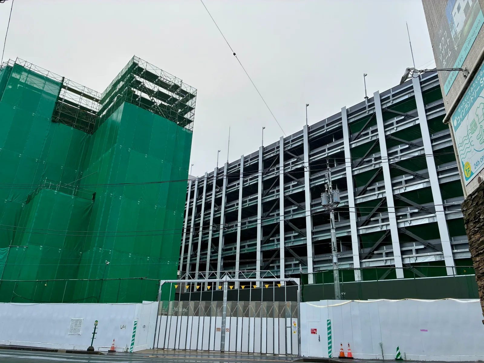 鉄骨の骨組みが最上部まで組み上がった三島駅南口東街区C棟（立体駐車場、2026年9月）