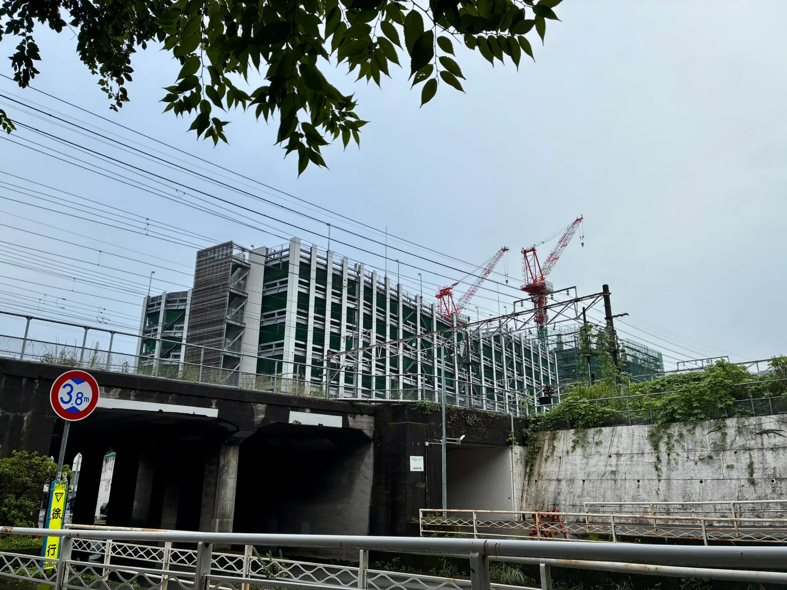 線路の北側から見た三島駅南口東街区のC棟とA棟のタワークレーン（2026年9月）