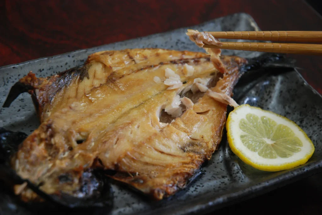 焼き上がったアジの干物とレモン