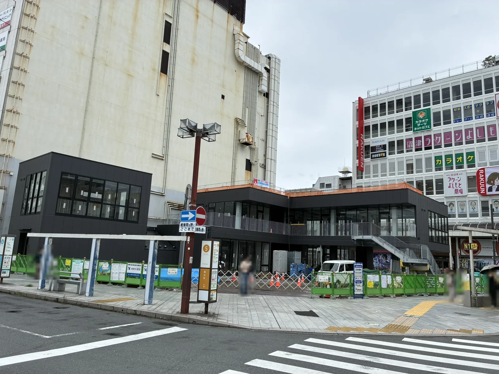 外装が完成した沼津駅南口「NUMAZU JAMS」の建物。手前はバス停の待合所、右奥はラクーンビル(2026年9月・静岡県沼津市)