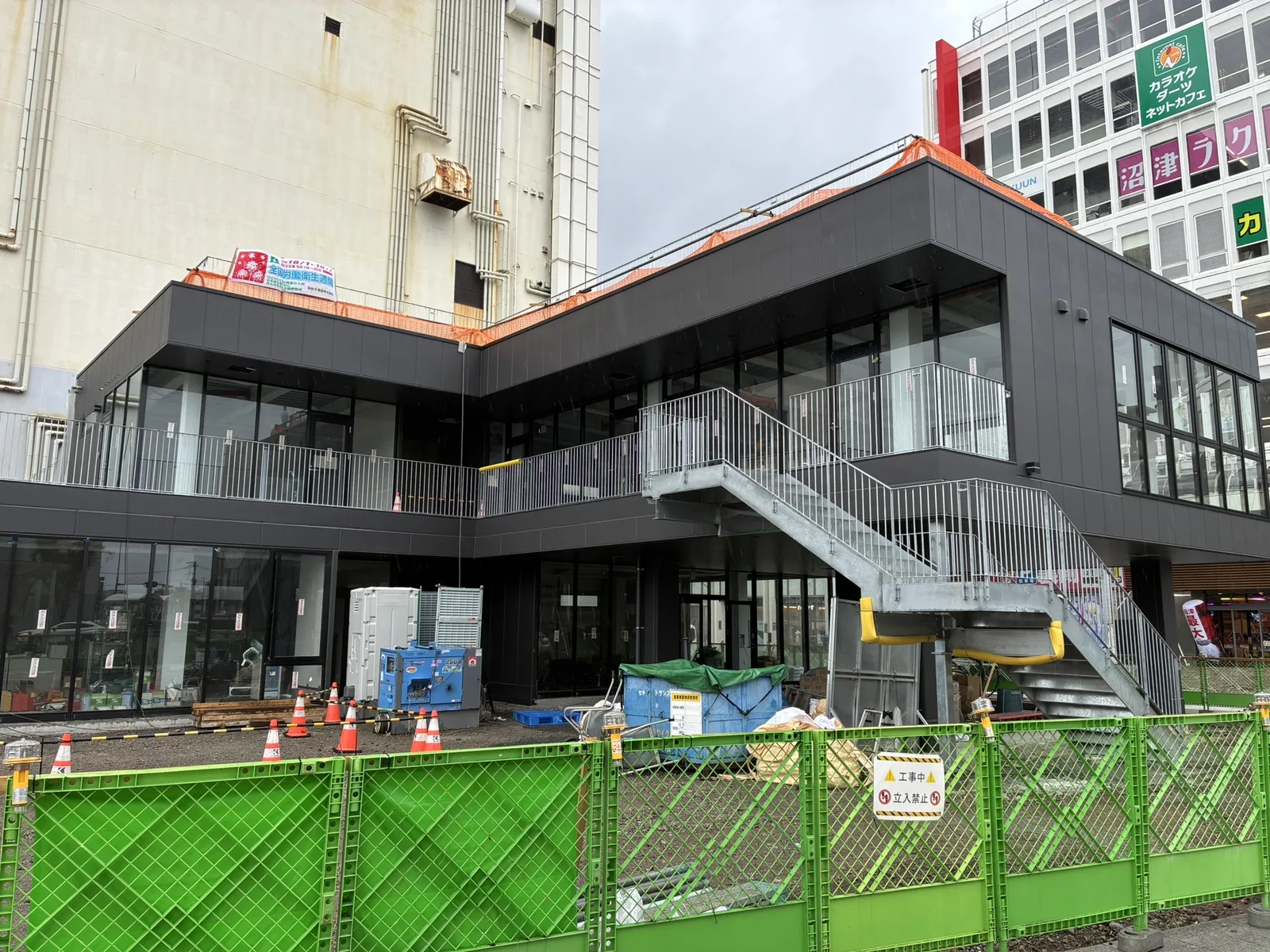 NUMAZU JAMSの建物正面。ガラス張りの店舗スペースと、2階へ上がる屋外階段、手すり付きのテラス(2026年9月・沼津駅南口)