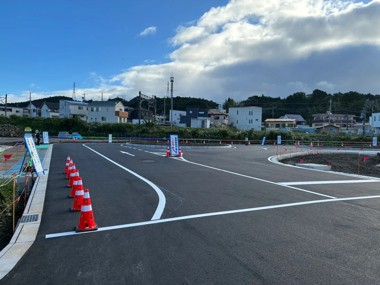 岩波駅前の新しいロータリー。手前にコーンで仕切られたバス専用レーン、中央に「一般車乗降所/バス専用」の分岐案内板が立っている