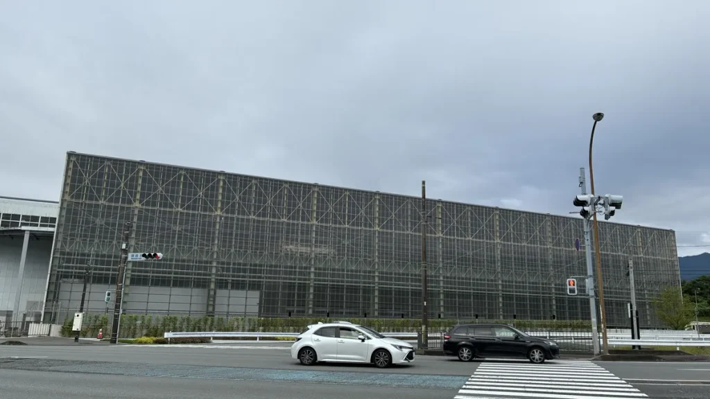 国道246号の御宿北交差点から見たウーブン・シティの外周施設。シャトルバスの停留所「御宿北」がある地点