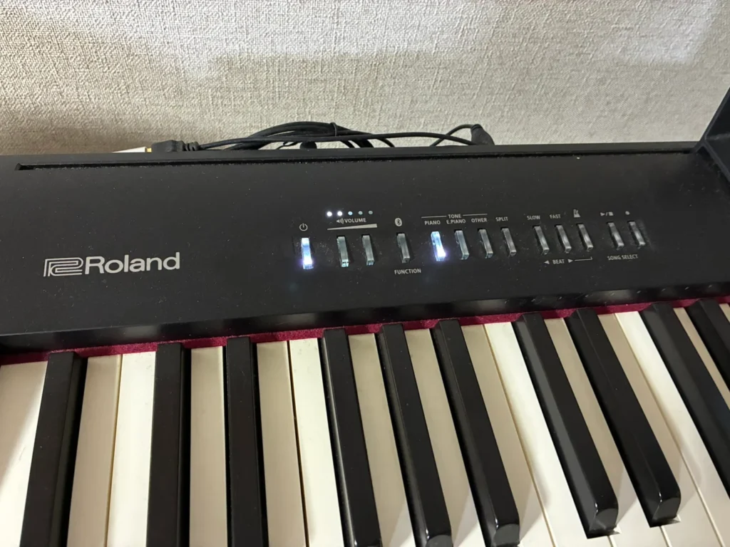 FP-30の操作パネルのアップ。左から電源、音量、Bluetooth（FUNCTION）、音色のPIANO・E.PIANO・OTHERボタン